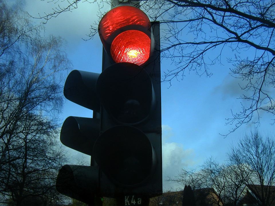A picture of a stop light.